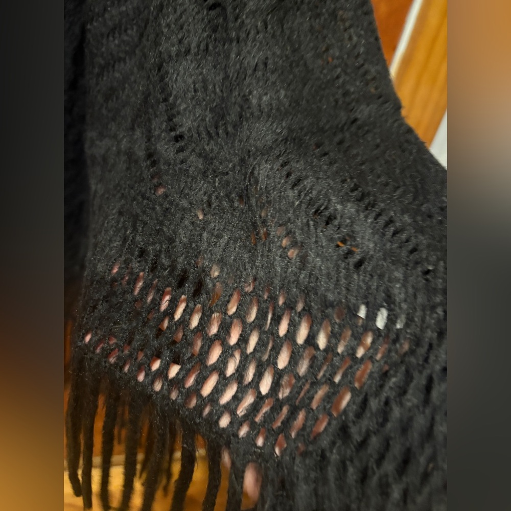 Nine West One Size Raschel Fringe Hem Knit Ruana - Picture 7 of 17